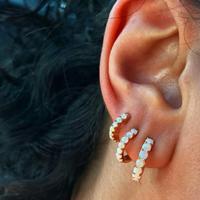 Boucles d'oreilles créoles miniatures délicates en argent plaqué, avec opale de feu blanche