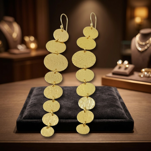 Pendientes de Moda Geométricos para Mujer, Pendientes Largos de Latón Chapado en Oro Hechos a Mano con Engaste de Garra, de SOUMYA CREATIONS - Product Image 1