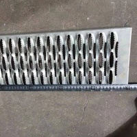 Grille de drainage perforée antidérapante galvanisée avec découpe pour le drainage des sols de cuisines, usines et parkings
