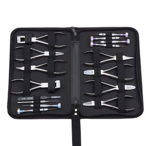 Set di Attrezzi Premium per Ottici con 16 Pezzi: Pinze, Cacciaviti, Pinzette e Borsa, Kit di Riparazione in Metallo Formato Viaggio - Product Image 1