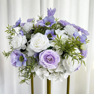 Arreglo floral personalizado romántico con rosas moradas, lavanda y flores blancas para centros de mesa de boda - Product Image 6