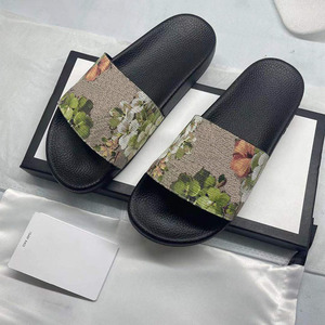 Sandalias Planas de Lujo para el Verano 2026 con Estampado Floral de Hortensias, Impermeables y Fáciles de Limpiar, Diseño Unisex - Product Image 1