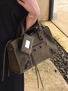 मोटरसाइकिल बैग रिवेट हैंडबैग रेट्रो फैशन क्रॉसबॉडी बैग रेट्रो फैशन क्रॉसबॉडी बैग 2025 नई वास्तविक चमड़े की महिलाओं के बैग के साथ - Product Image 4