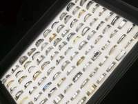 Vente Flash Mode : Lots de 100 Bagues Mixtes en Acier Inoxydable Plaqué Or et Zircon, Style Vintage, pour Hommes et Femmes, Prix de Gros Abordable