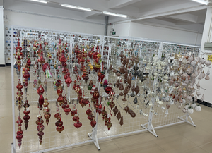 Ensemble d'ornements de Noël: décorations en verre exquises ornées de motifs d'<span class=keywords><strong>oiseaux</strong></span> cardinaux vifs et de houx pour une atmosphère festive - Product Image 5