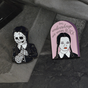 Broche populaire La Famille Addams, épinglette en émail 'Je souris', en alliage de zinc, épingles de revers rigides, figurine, accessoires de bijoux pour fille, style punk amusant - Product Image 3