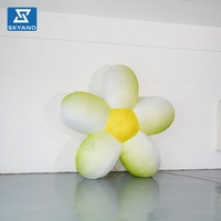 Modèle de fleur gonflable géante personnalisée à dégradé de couleurs pour la décoration de parcs, de scènes, d'événements et de festivals en plein air