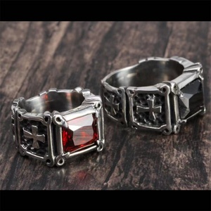 Anillo de Acero Inoxidable Estilo Punk con Corona y Gema de Rubí para Hombre - Product Image 4