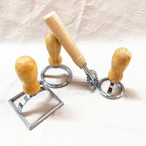 Dụng cụ làm bánh nhà bếp ravioli Maker Cutter khuôn Set Manual Biscuit Cookie Stamp cutters với tay cầm bằng gỗ - Product Image 1