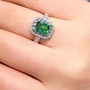 Anello con pietra verde quadrata per donna, elegante gioiello da dito alla moda - Product Image 3