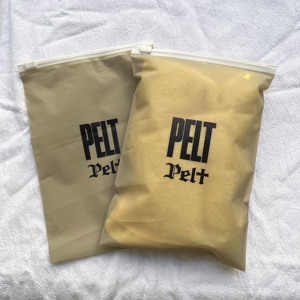Sacs Ziplock mats couleur abricot de luxe en gros, pochettes zippées beiges personnalisables avec logo pour l'emballage de produits de beauté et de soins de la peau - Product Image 6