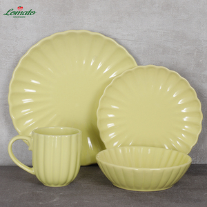 Platos de cerámica artesanales en relieve-Platos decorativos de color sólido con superficie texturizada - Product Image 1