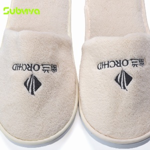 Chaussons d'<span class=keywords><strong>hôtel</strong></span> jetables à bout fermé en polaire corail <span class=keywords><strong>avec</strong></span> semelle souple en EVA et logo personnalisé pour chambres d'hôtes - Product Image 3