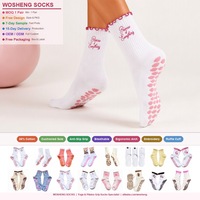 Chaussettes de yoga et de Pilates antidérapantes pour jeunes femmes, avec logo personnalisé OEM, en tissu semi-éponge, bordure à volants, motif cœur, patte et nuage brodés