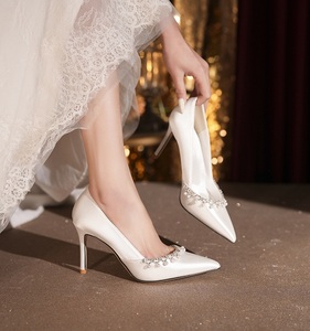 Escarpins de Mariage Blancs Élégants en Satin à Bout Pointu pour la Mariée, Luxueux avec Fausses Perles, Cristaux et Strass, Talons Aiguilles pour Bal et Cérémonies - Product Image 6