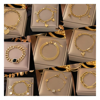 Bracelet en acier inoxydable plaqué or 18 carats avec chiffres romains, petit carré, papillon, cœur, chaîne, breloque, style cubain pour femmes et filles