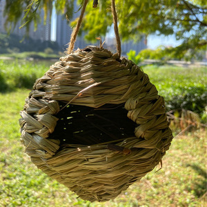 บ้านนกทอจากฟาง 15x13 ซม. รูปทรงไม่สม่ำเสมอ แขวนประดับสวนกลางแจ้งสำหรับนก งานฝีมือทำมือ แหล่งกำเนิดฝูเจี้ยน - Product Image 3