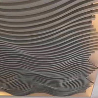 Personnalisé En Aluminium Plafond Ondulé En Aluminium Carré Passer Dalle de Plafond En Aluminium