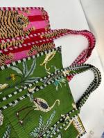 Sac fourre-tout en coton 100% fait main par Conifer, matelassé Kantha, fabriqué à partir de tissu de sari recyclé, imprimés géométriques, poignées en ruban long.