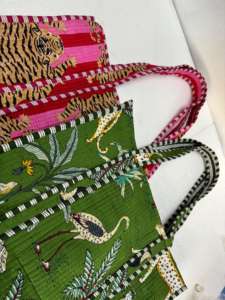 Sac fourre-tout en coton matelassé Kantha fait à la main, fabriqué à partir de tissu de sari recyclé, avec des imprimés géométriques, poignée en corde pour les voyages à la plage - Product Image 4