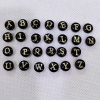 Breloques en perles de coquille blanches avec initiales plaquées or 8 mm pour la fabrication de colliers et de bracelets