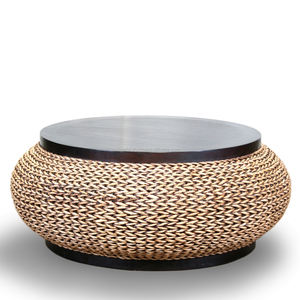 Juego de mesa de centro redonda Modern Havana, que combina madera de caoba de alta calidad y mimbre de jacinto de agua natural para un hogar elegante y duradero. - Product Image 3