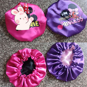Vente en gros de bonnets pour bébés filles en satin double couche personnalisés avec des personnages de dessins animés pour les filles de 2 à 6 ans - Product Image 5