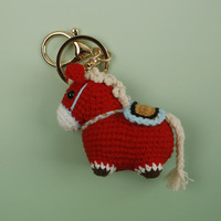 Porte-clés au design de cheval en crochet adorable, accessoire fonctionnel qui se démarque par son artisanat ludique et détaillé.