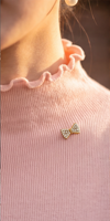 Pull-over élégant en maille à col montant couleur pêche pour femme, à manches longues, avec volants et détail nœud, idéal pour l'hiver, le bureau ou les rendez-vous.