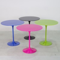 Mesa de té de tulipán de color personalizado, mesa de centro lateral de jardín colorida, mesas y sillas redondas de tulipán con tapa de fibra de vidrio
