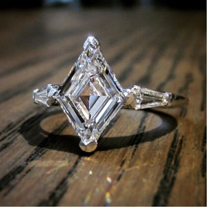Anello minimalista con pietra marquise per donna, elegante design intarsiato, gioielli alla moda per feste - Product Image 1