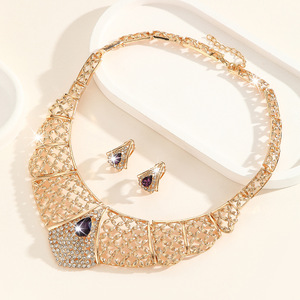Conjunto de collar y pendientes exagerados de moda para mujer, estilo europeo y estadounidense, cadena de aleación con flores, accesorios para novias - Product Image 3