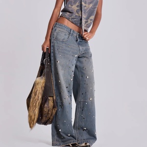 Jeans de mujer de mezclilla gris azul 100% algodón de alto gramaje, corte oversize estilo skater, tiro bajo, con lavado y tachuelas, al por mayor - Product Image 2