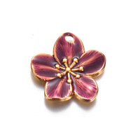 Vente en gros de fleurs mignonnes pendentif en acier inoxydable plaqué or de haute qualité hibiscus émail fleur chars pour la fabrication de bijoux