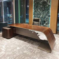Meubles de bureau modernes de luxe haut de gamme E1 MFC Table de bureau de direction peinte en placage de bois pour le patron du PDG pour les espaces de travail de l'entreprise