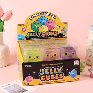 Nouveau jouet anti-stress en forme de cube de glace, mignon et souriant, à rebond lent, en maltose, pour enfants - Vente chaude - Product Image 4