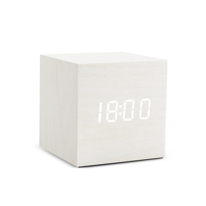 Réveil en bois numérique led café du <span class=keywords><strong>matin</strong></span> avec chargement sans fil cube personnalisé table de bureau horloge table en bois - Product Image 2