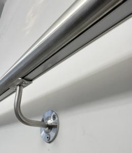 מעקה מדרגות נירוסטה תעשייתי, קבוע על הקיר עם תאורת לד למעקות מדרגות - Product Image 3