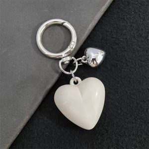 Llavero de aleación con colgante pequeño de resina 3D en forma de corazón, estilo minimalista y creativo, color caramelo, accesorio para bolso, venta al por mayor - Product Image 4