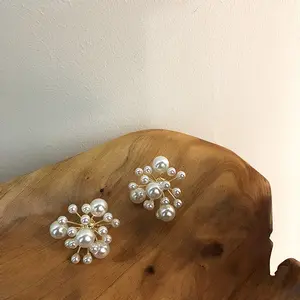 卸売 カラー真珠の花花火-女性シミュレートされたパールビーズイヤリングエレガントな花の花火の形ペンダント女の子耳ジュエリーギフト