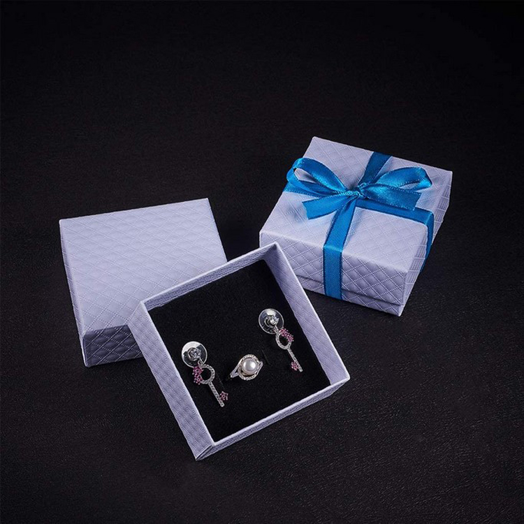Boites de Carton Carre Ensemble de Bijoux avec epo<i></i>nge A LInterieur Blanc