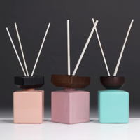 Bouteille diffuseur de parfum carrée en verre pêche clair avec bouchon en bois noir, logo personnalisé, bouteille d'arôme vide, vente en gros OEM en vrac