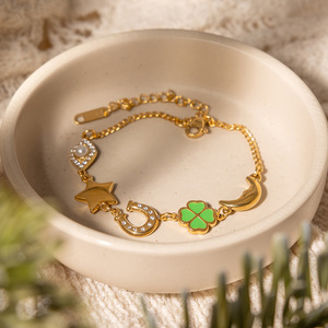 สร้อยข้อมือชาร์มโทนสีทอง จี้รูปใบโคลเวอร์สี่แฉก พระจันทร์ และดวงดาว เครื่องประดับสำหรับผู้หญิง ของขวัญ เครื่องประดับแฟชั่น - Product Image 2