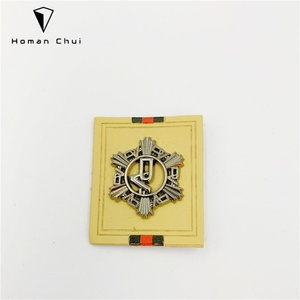 Écussons/badges en métal et cuir personnalisés en relief pour vêtements - Product Image 3