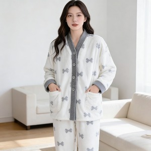 Pijamas <span class=keywords><strong>de</strong></span> <span class=keywords><strong>Mujer</strong></span> <span class=keywords><strong>de</strong></span> Alta Calidad en Felpa <span class=keywords><strong>de</strong></span> Coral para Otoño e Invierno, Color Gris con Estampado <span class=keywords><strong>de</strong></span> Lazo, Cárdigan <span class=keywords><strong>de</strong></span> Manga Larga, Cintura Elástica, Suave y Lisa en <span class=keywords><strong>la</strong></span> Parte Delantera - Product Image 1