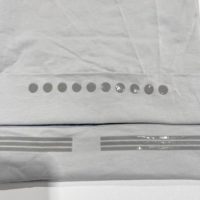 Sous-capuchon antidérapant en coton glacé avec bande adhésive, parfaitement associé à une écharpe en modal doux pour un confort complet