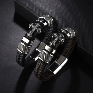 Pulsera de Cuero Negra Estilo Punk para Hombre con Dije de Calavera Plateada, Cierre Magnético y Cadena Trenzada, Ideal para Regalo - Product Image 5