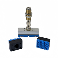 Pince de préhension industrielle pour robot, pour l'automatisation de l'assemblage de circuits imprimés et la manutention de cartes électroniques, avec ventouse