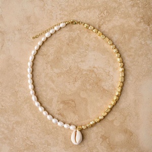 Collier ras du cou en perles de coquillage blanches, perles d'eau douce délicates, collier perlé avec grande breloque coquillage brillante, bijoux d'été faits à la main pour elle - Product Image 5
