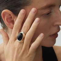 Nouvelle bague en tungstène inspirée de l'obsidienne pour femme 2024, bague de pinky minimaliste et tendance avec une ambiance luxueuse haut de gamme, design de niche